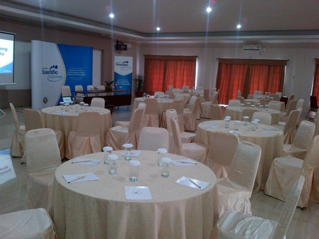 Santa Monica Hotel And Convention Ciherangsating Bagian luar foto